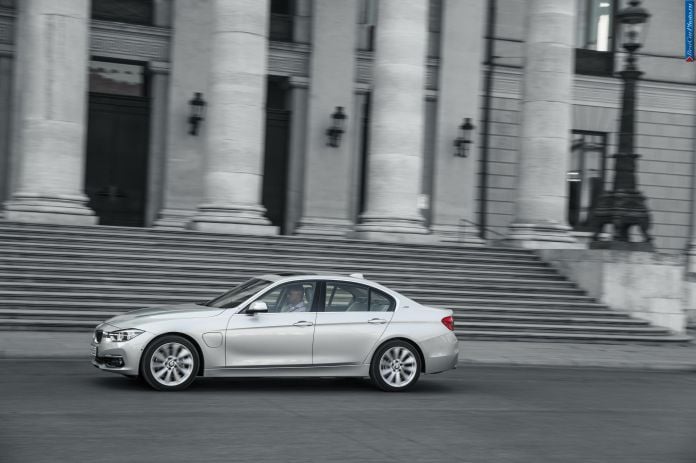 2015 BMW 330e - фотография 36 из 50 2015 BMW 330e - фотография 36 из 50