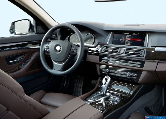 2015 BMW 520d Touring - фотография 37 из 44