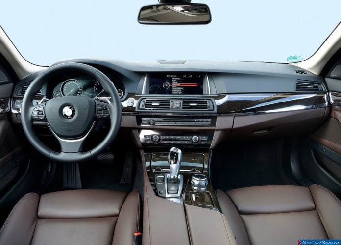 2015 BMW 520d Touring - фотография 38 из 44