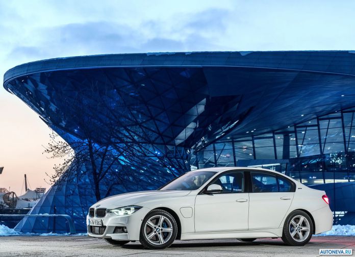 2016 BMW 330e - фотография 1 из 89