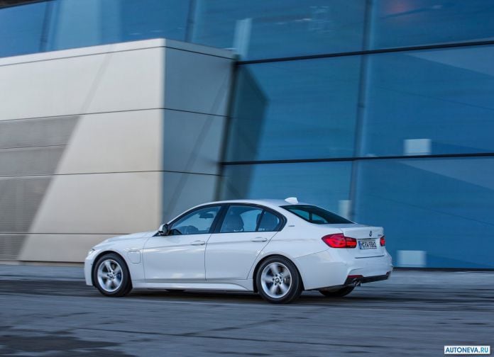 2016 BMW 330e - фотография 35 из 89