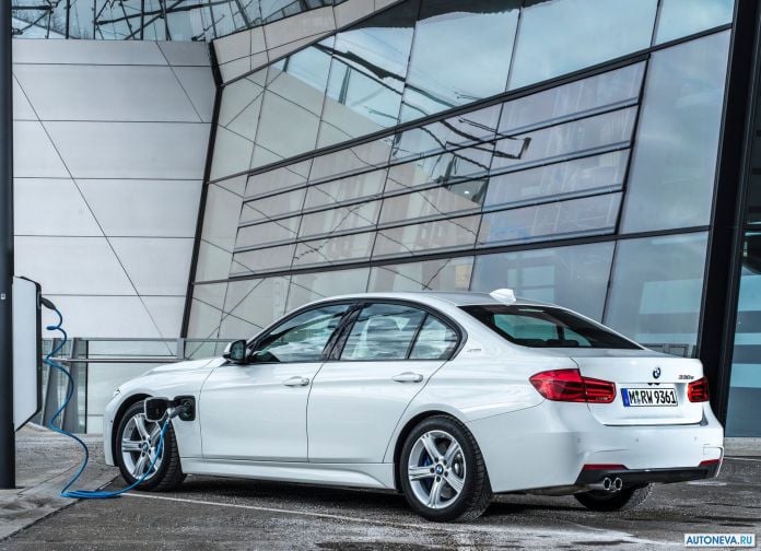 2016 BMW 330e - фотография 40 из 89