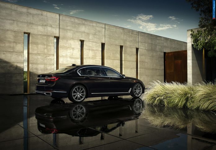 2016 BMW 7-Series - фотография 12 из 116