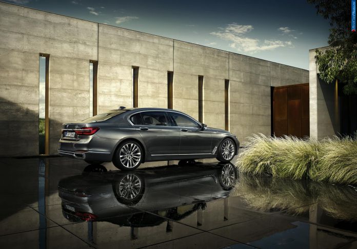 2016 BMW 7-Series - фотография 36 из 116