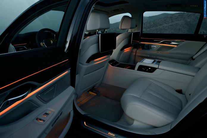 2016 BMW 7-Series - фотография 84 из 116