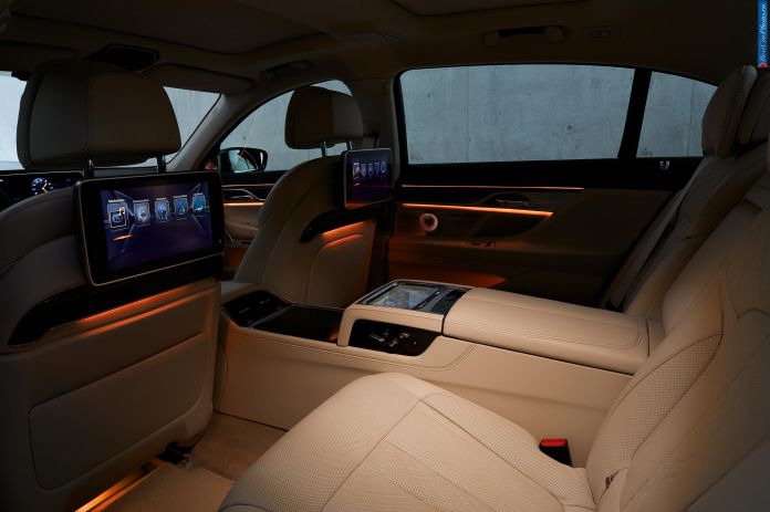 2016 BMW 7-Series - фотография 85 из 116