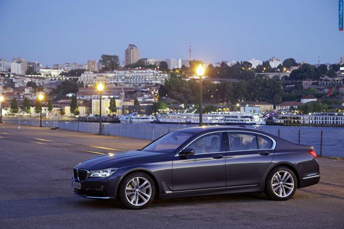 2016 BMW 730d - фотография 28 из 102