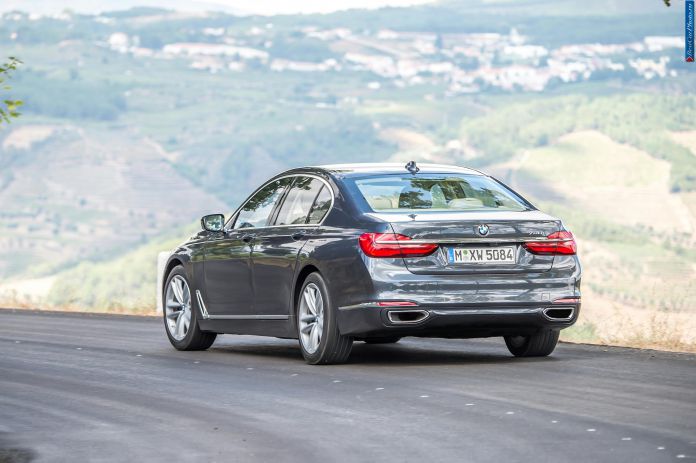2016 BMW 730d - фотография 58 из 102