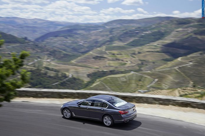 2016 BMW 730d - фотография 62 из 102