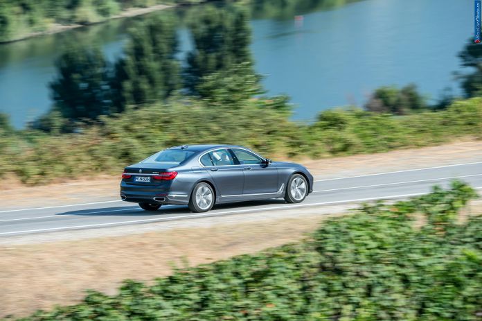 2016 BMW 730d - фотография 67 из 102
