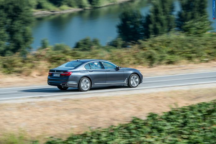 2016 BMW 730d - фотография 68 из 102