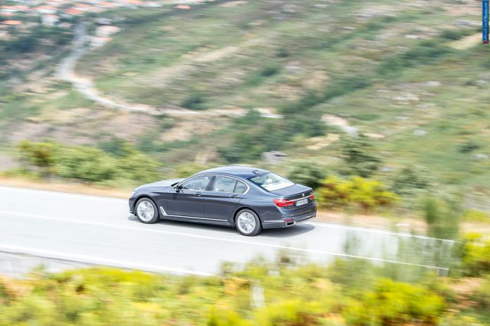 2016 BMW 730d - фотография 76 из 102