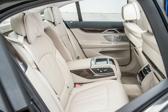 2016 BMW 730d - фотография 93 из 102
