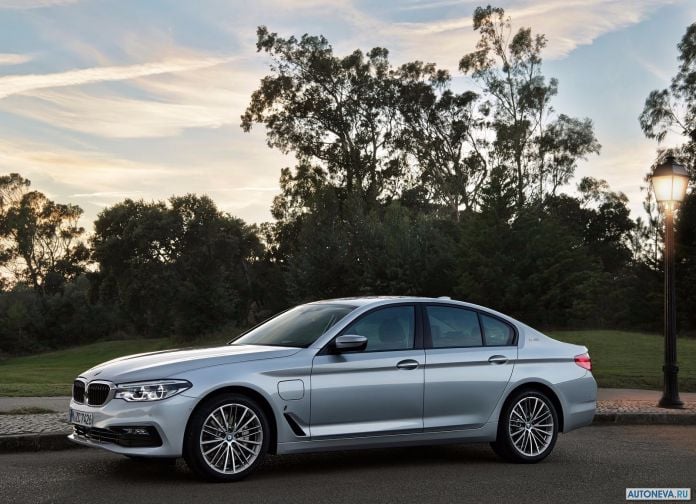 2018 BMW 530e iPerformance - фотография 4 из 12 2018 BMW 530e iPerformance - фотография 4 из 12