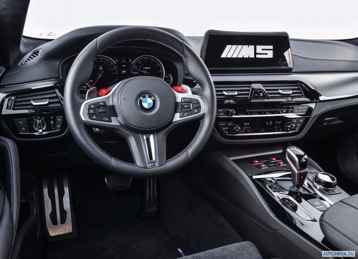 2018 BMW M5 MotoGP Safety Car - фотография 26 из 42