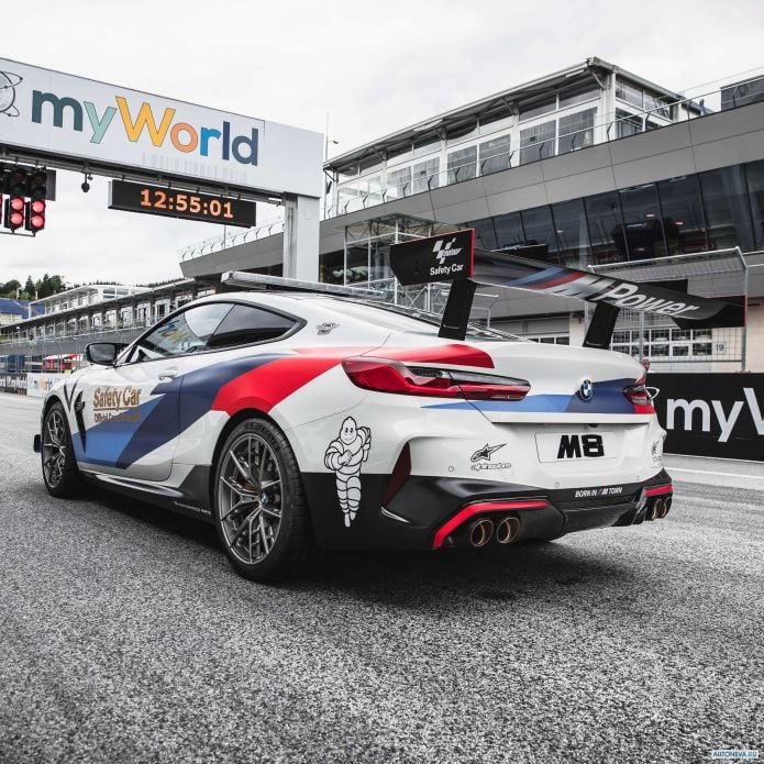 2019 BMW M8 MotoGP Safety Car - фотография 8 из 19