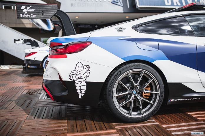 2019 BMW M8 MotoGP Safety Car - фотография 14 из 19