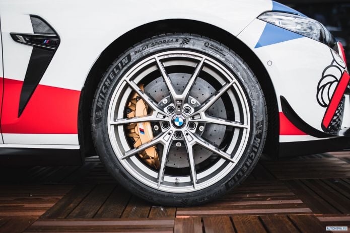 2019 BMW M8 MotoGP Safety Car - фотография 15 из 19