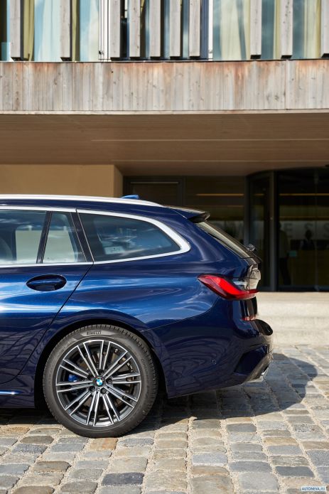 2020 BMW 3-series Touring 330d xDrive M Sport - фотография 31 из 35