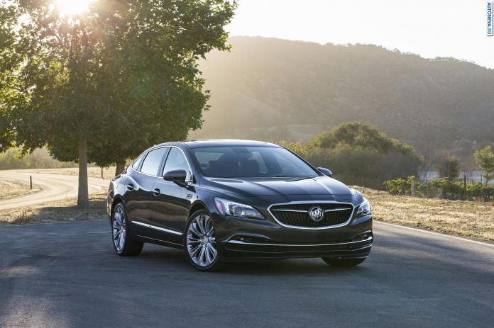 2017 Buick LaCrosse - фотография 1 из 41