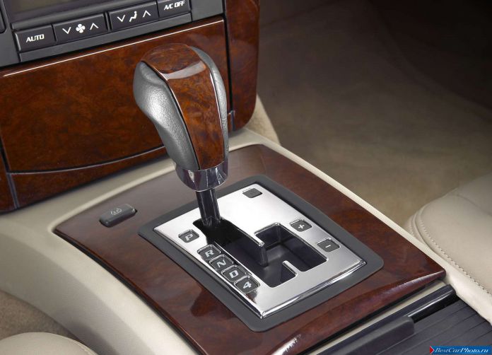 2004 Cadillac SRX - фотография 19 из 37