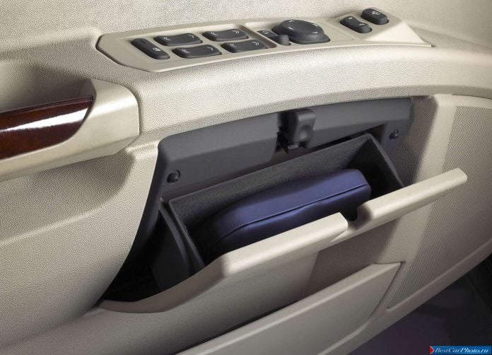 2004 Cadillac SRX - фотография 27 из 37
