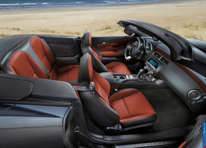 2011 Chevrolet Camaro Convertible - фотография 24 из 33
