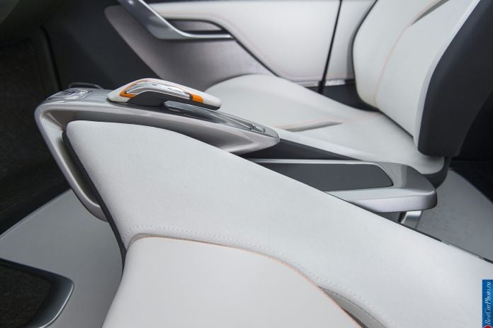 2015 Chevrolet Bolt EV Concept - фотография 8 из 8
