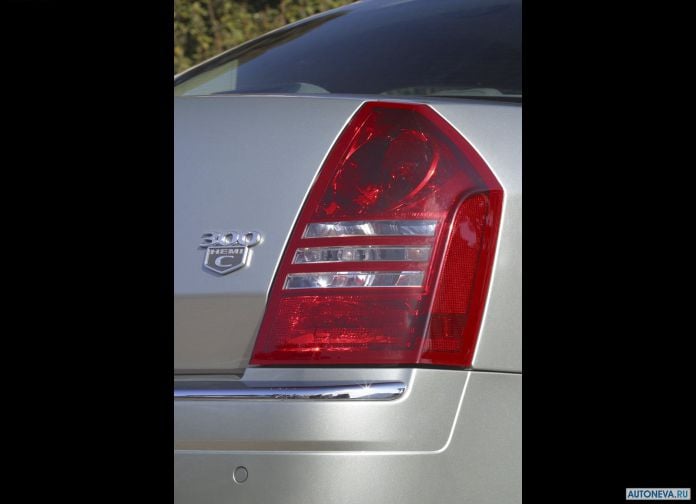 2005 Chrysler 300C - фотография 28 из 30 2005 Chrysler 300C - фотография 28 из 30