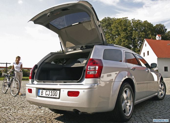 2005 Chrysler 300C Touring - фотография 24 из 30