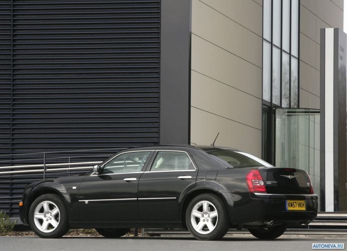 2008 Chrysler 300C UK-version - фотография 16 из 28