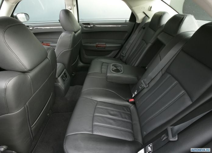 2008 Chrysler 300C UK-version - фотография 19 из 28
