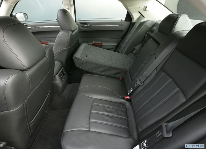 2008 Chrysler 300C UK-version - фотография 20 из 28