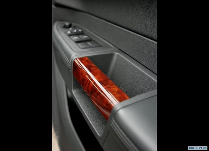 2008 Chrysler 300C UK-version - фотография 27 из 28