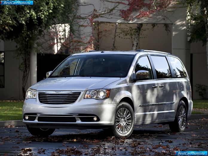 2011 Chrysler Town And Country - фотография 2 из 13