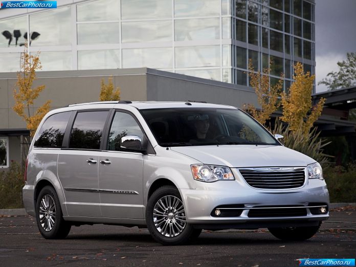2011 Chrysler Town And Country - фотография 3 из 13