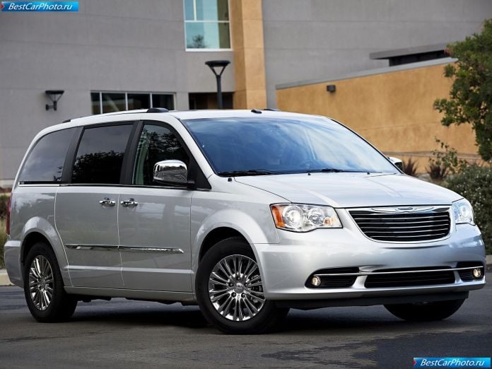 2011 Chrysler Town And Country - фотография 4 из 13