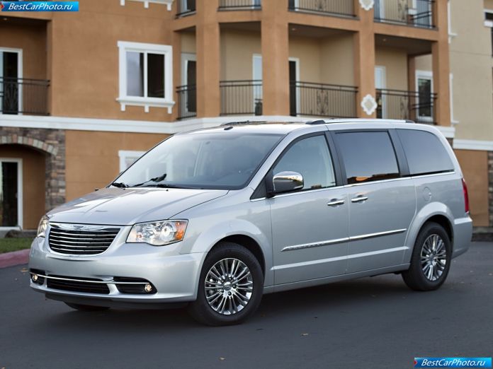 2011 Chrysler Town And Country - фотография 5 из 13