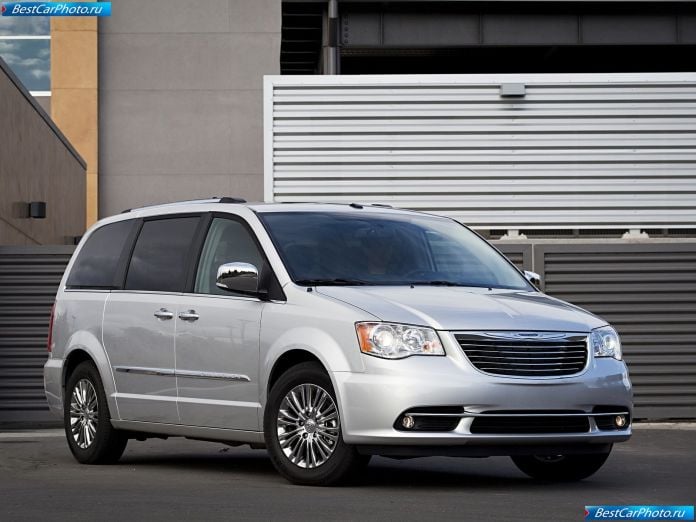 2011 Chrysler Town And Country - фотография 6 из 13