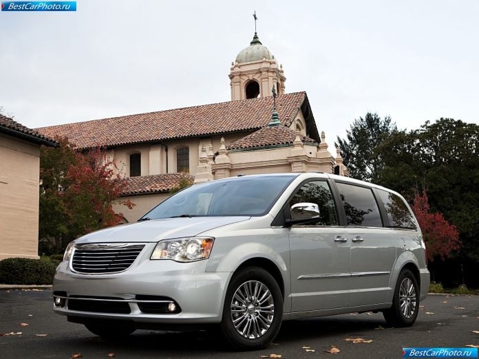 2011 Chrysler Town And Country - фотография 7 из 13
