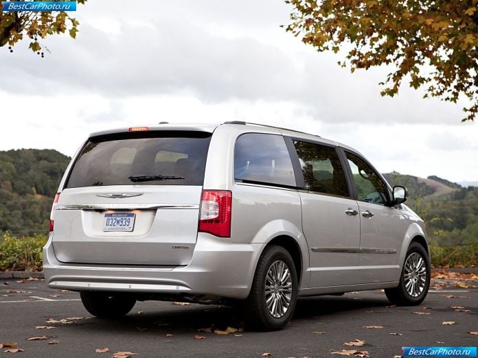 2011 Chrysler Town And Country - фотография 8 из 13