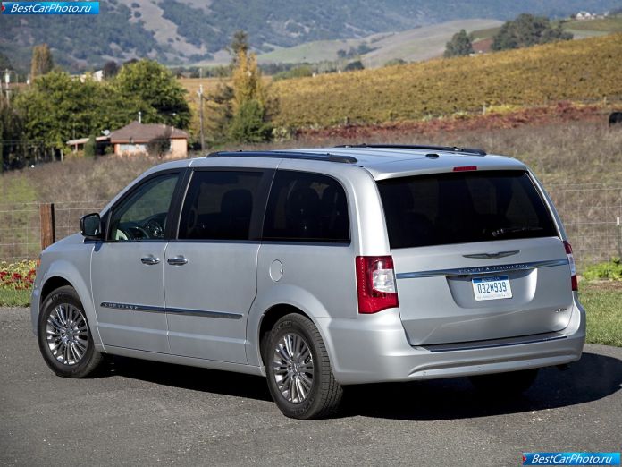 2011 Chrysler Town And Country - фотография 9 из 13
