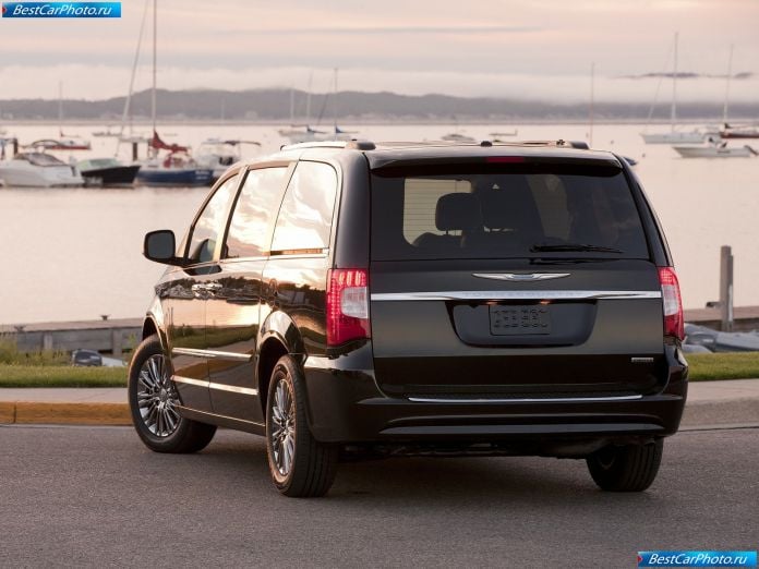 2011 Chrysler Town And Country - фотография 10 из 13