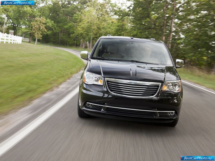 2011 Chrysler Town And Country - фотография 11 из 13