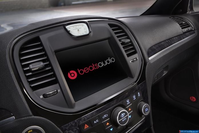 2013 Chrysler 300 Motown Edition - фотография 15 из 19