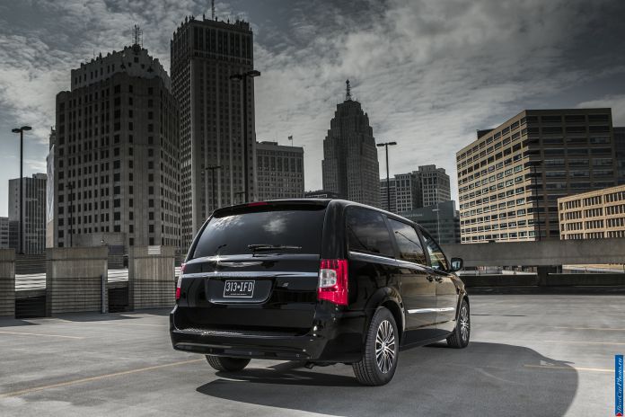 2013 Chrysler Town Country S - фотография 2 из 10