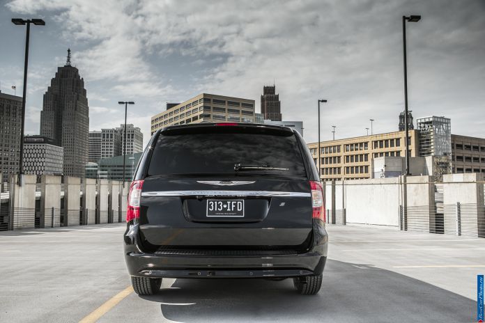 2013 Chrysler Town Country S - фотография 3 из 10