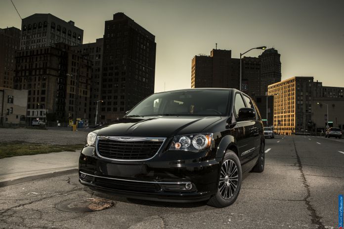 2013 Chrysler Town Country S - фотография 4 из 10