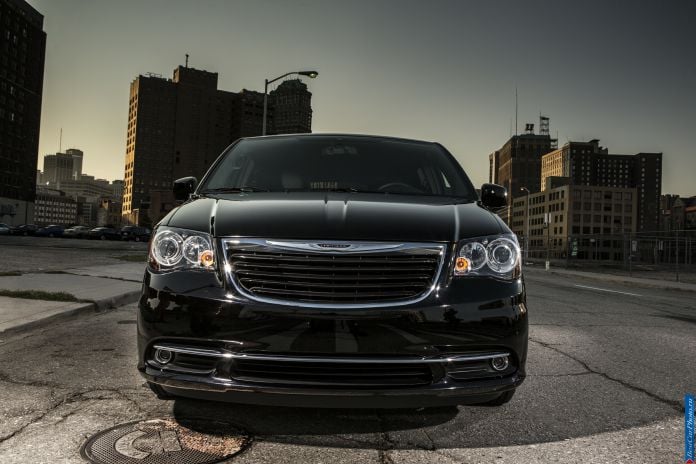 2013 Chrysler Town Country S - фотография 5 из 10
