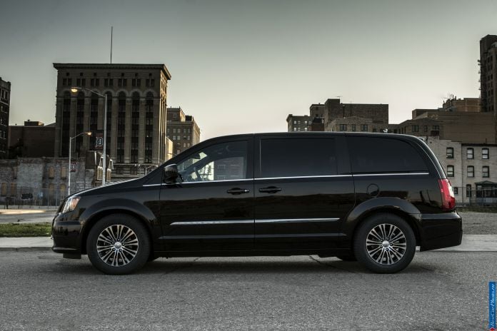 2013 Chrysler Town Country S - фотография 6 из 10
